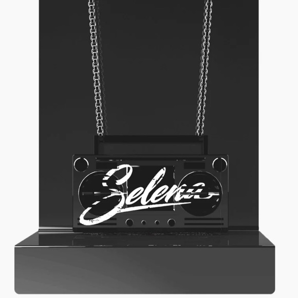 Selena Limited Edition Bumpboxx MicroBoom Wearable Bluetooth Speaker Boo… - Picture 2 of 2